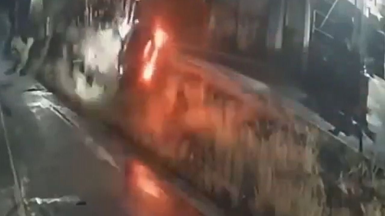 VIDEO: Captan accidente desde desnivel de 2 metros; así auto salió volando en Cuernavaca