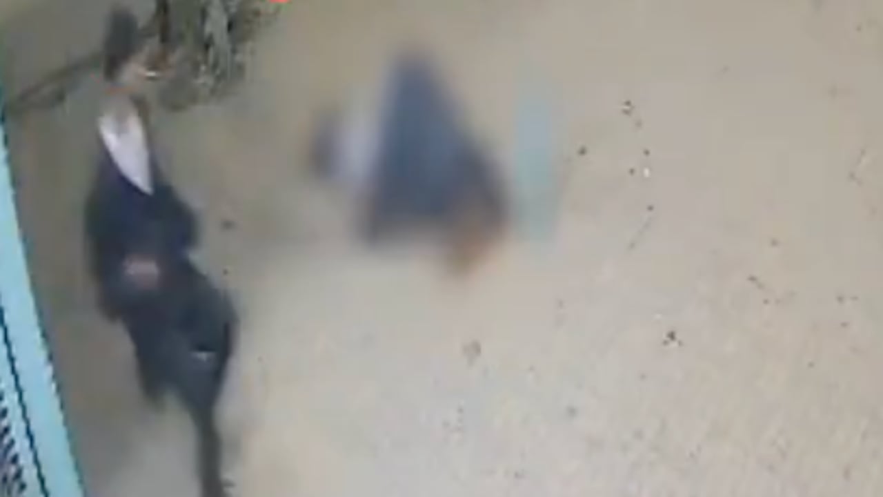 VIDEO FUERTE: Policía se defiende de intento de robo y BALEA a delincuente de 17 años