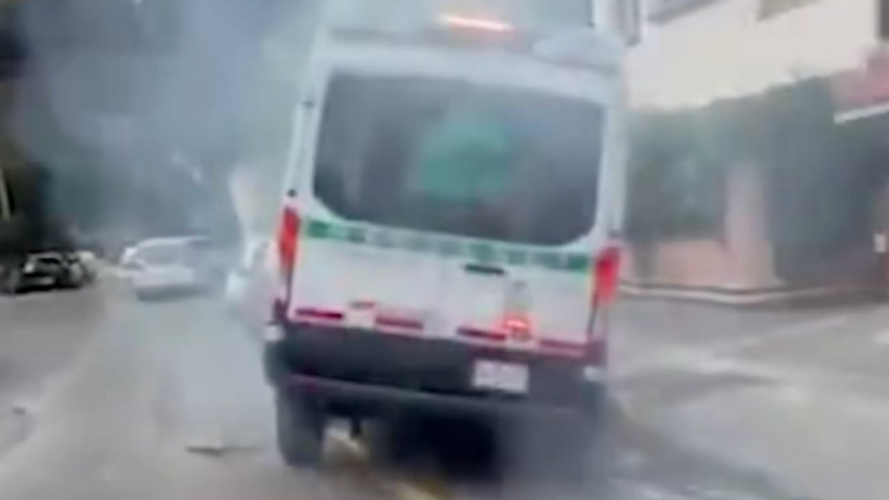 VIDEO FUERTE: Conductor de ambulancia impacta más de 10 vehículos y arrolla a una persona en CDMX