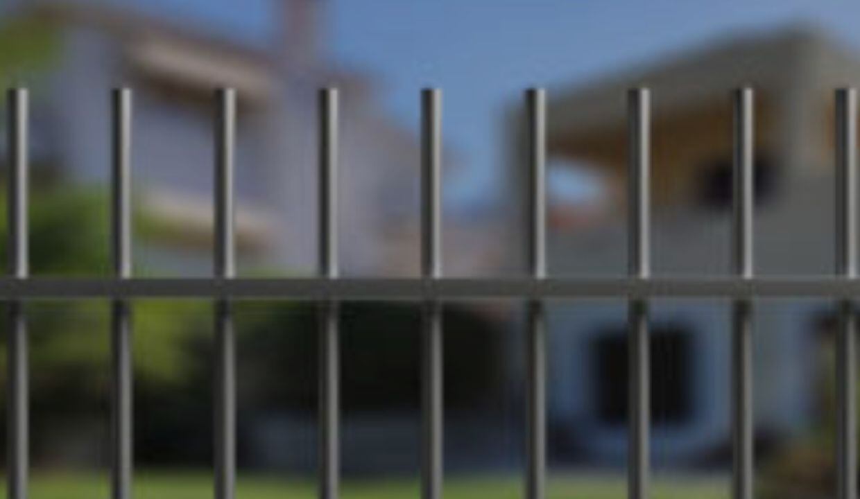 Menor pierde la vida por quedarse atrapado en los barrotes de su casa