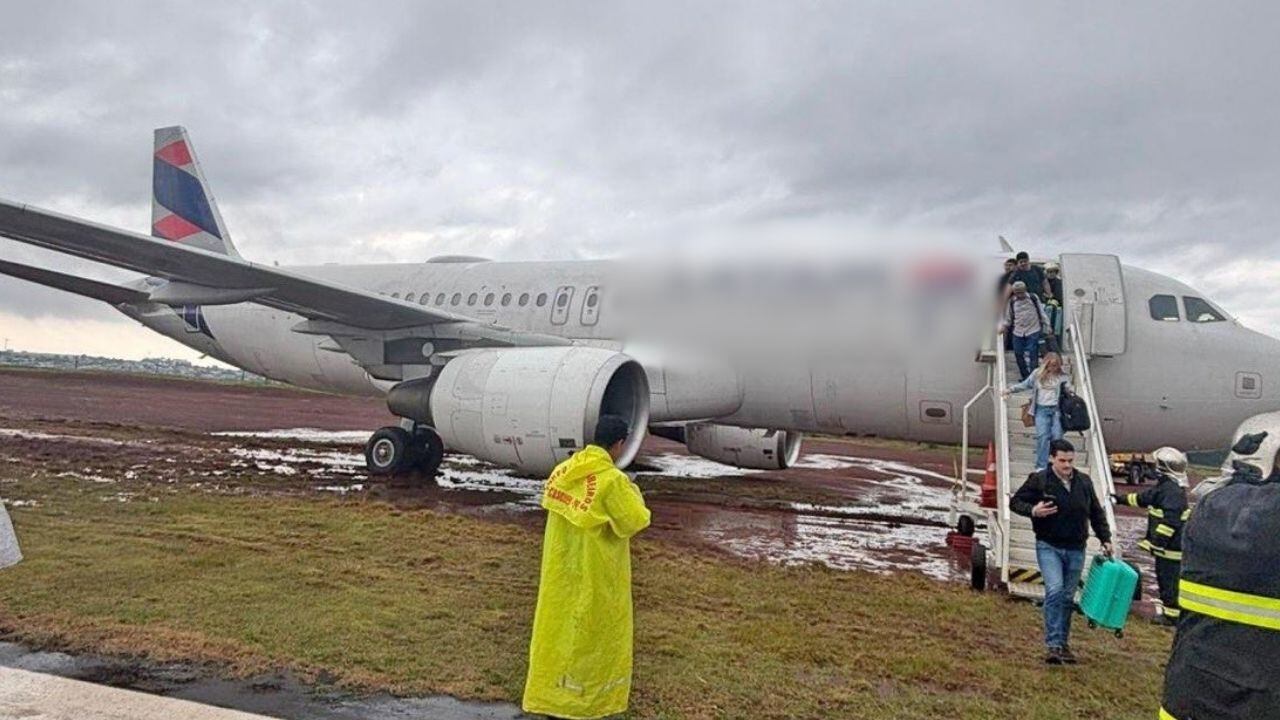 VIDEO: Captan EMERGENCIA en que avión se salió de la pista durante aterrizaje; llevaba 151 pasajeros en Brasil