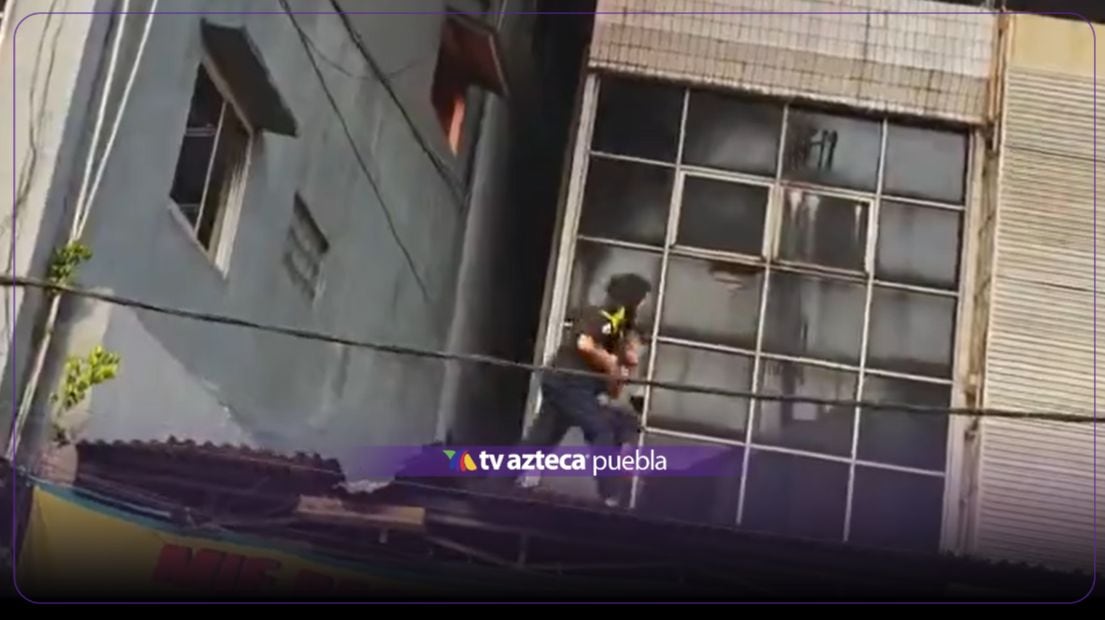 VIDEO: Madre con su hijo en brazos escapa de un incendio desde un tejado