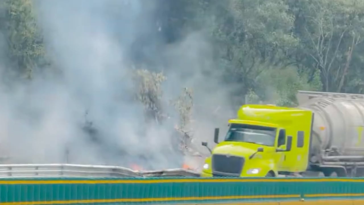 ¡EMERGENCIA! Reportan aparatoso INCENDIO en la autopista México-Puebla hoy