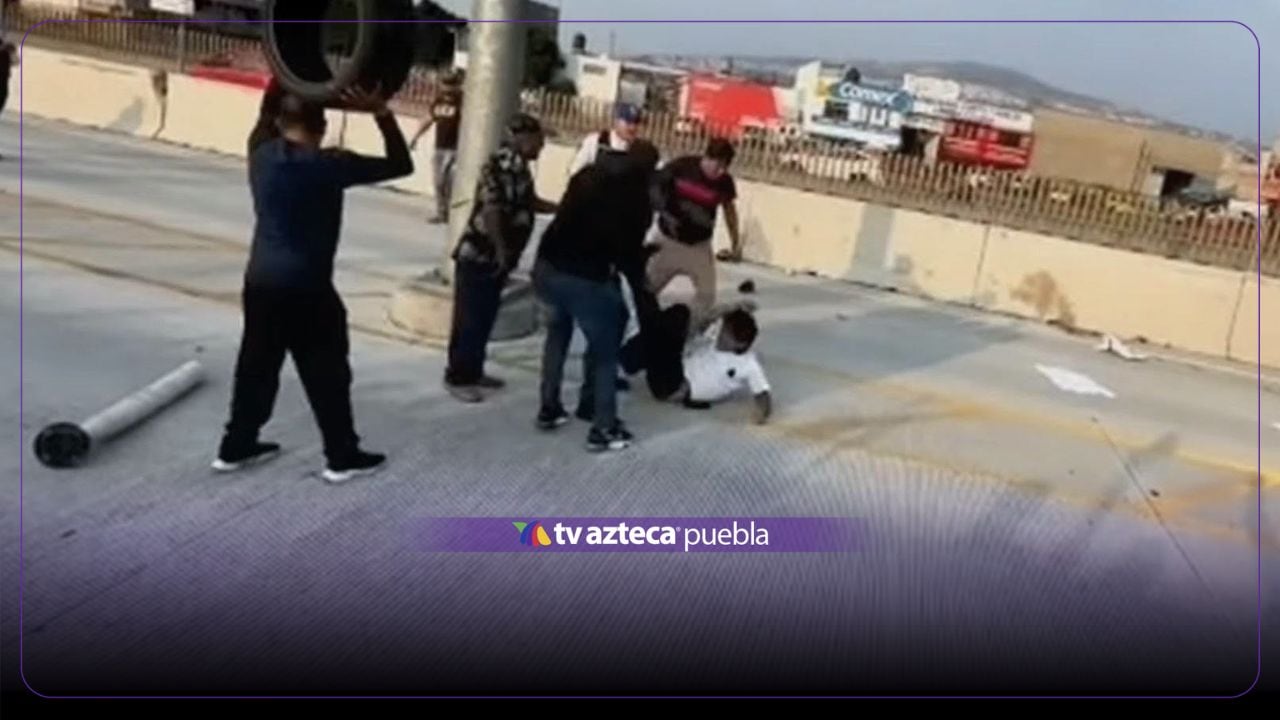 VIDEO FUERTE: Sujetos se agarran a golpes en pleno cierre de la autopista México-Puebla hoy 