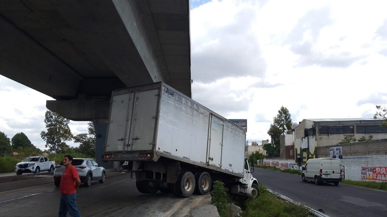 Camión pierde el control en el Triángulo de la Muerte de la autopista México-Puebla, HOY; no hay PASO