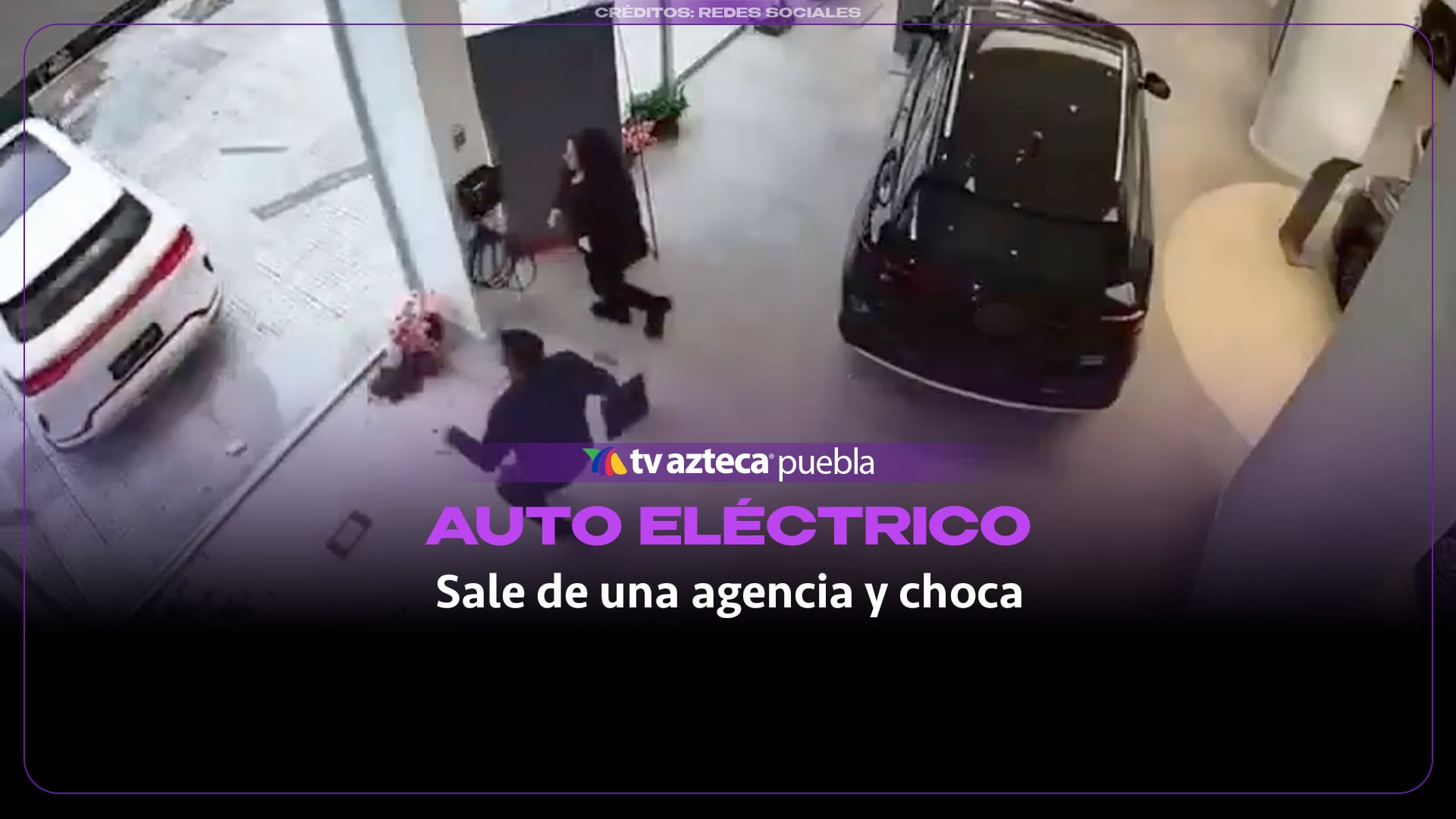 Cliente prueba auto eléctrico y atraviesa el ventanal de una agencia