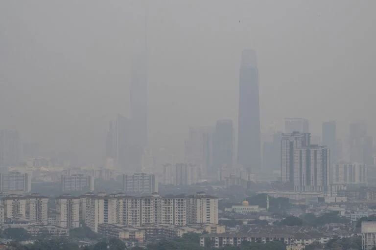 VIDEO: Contaminación EXTREMA obliga a declarar estado de EMERGENCIA en Malasia ¿Qué está pasando?