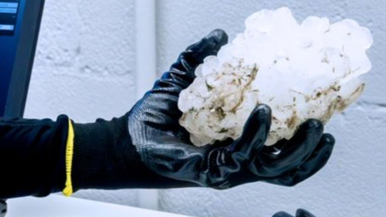 Intensa tormenta deja el pedazo de granizo más grande en la historia; rompe récord de 16.8 centímetros