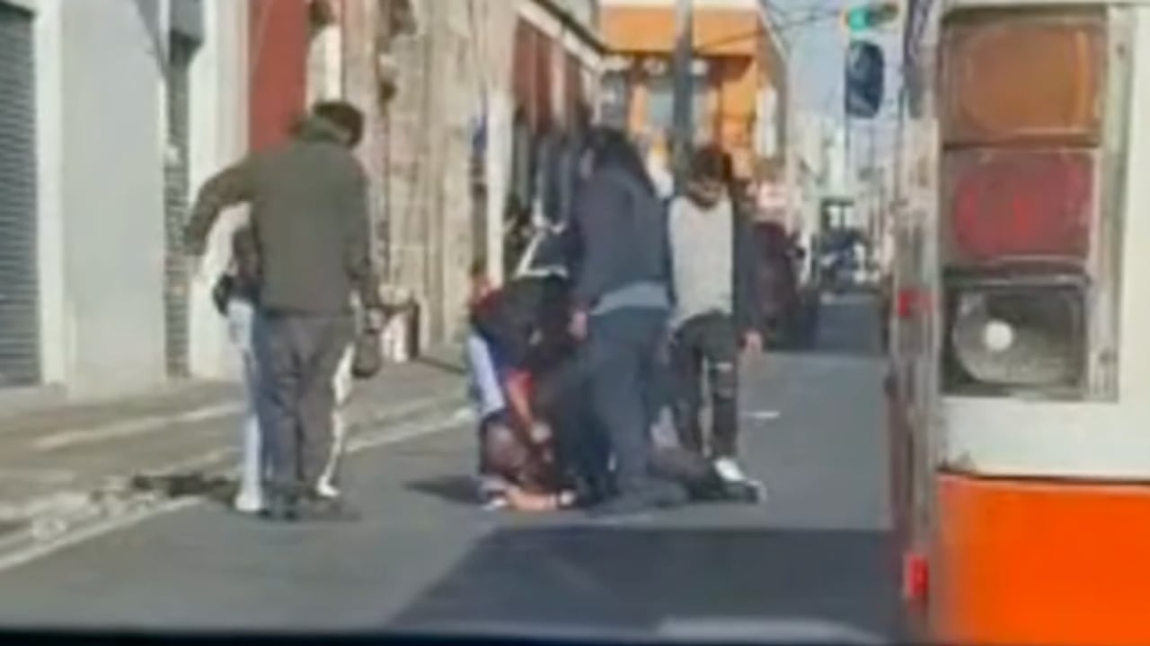IMÁGENES SENSIBLES: Retienen y SOMETEN a presunto ladrón en pleno Centro de Puebla; gritó por ayuda