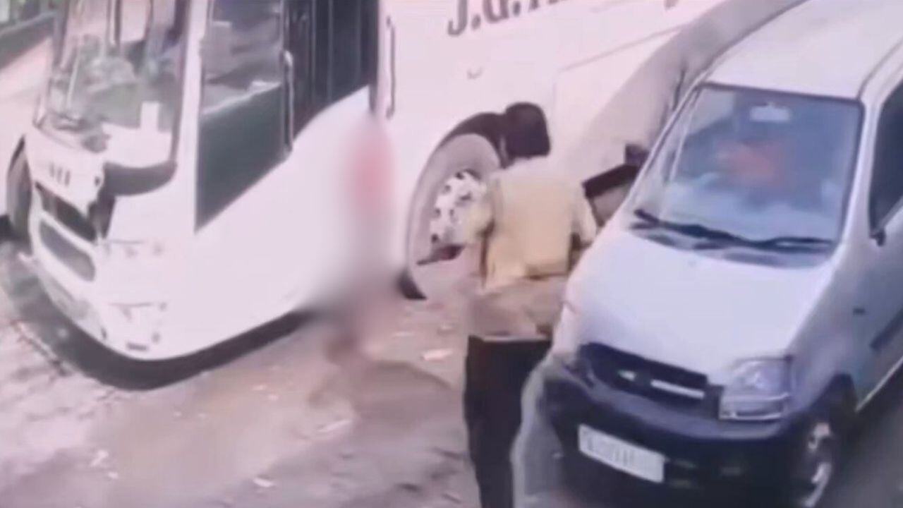 VIDEO SENSIBLE: Menor quedó atrapado y murió aplastado por puerta de autobús; así intentaron salvarle la vida