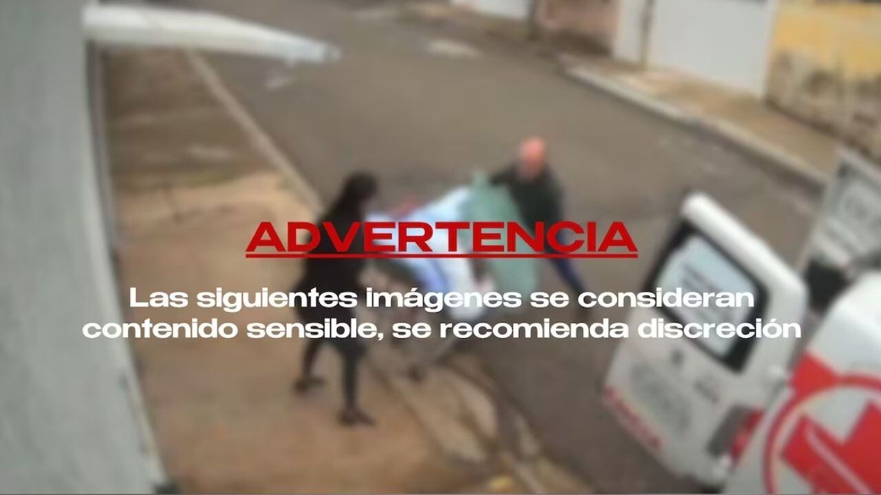 VIDEO: Captan momento en que paramédicos tiran a adulto mayor desde camilla durante traslado a hospital