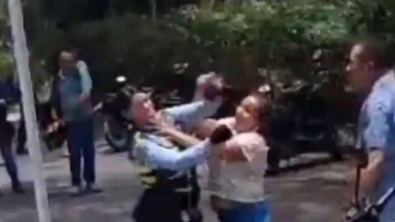 VIDEO: Así mujer dio brutal golpiza contra agente de tránsito tras recibir multa