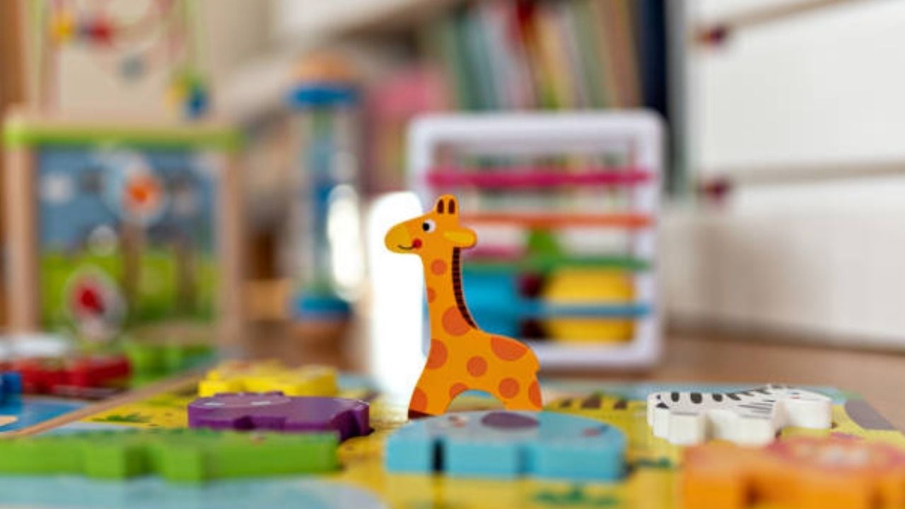 Maestra de guardería descubre a estudiante con monedero lleno de envoltorios con peligrosa sustancia; así reaccionó su madre