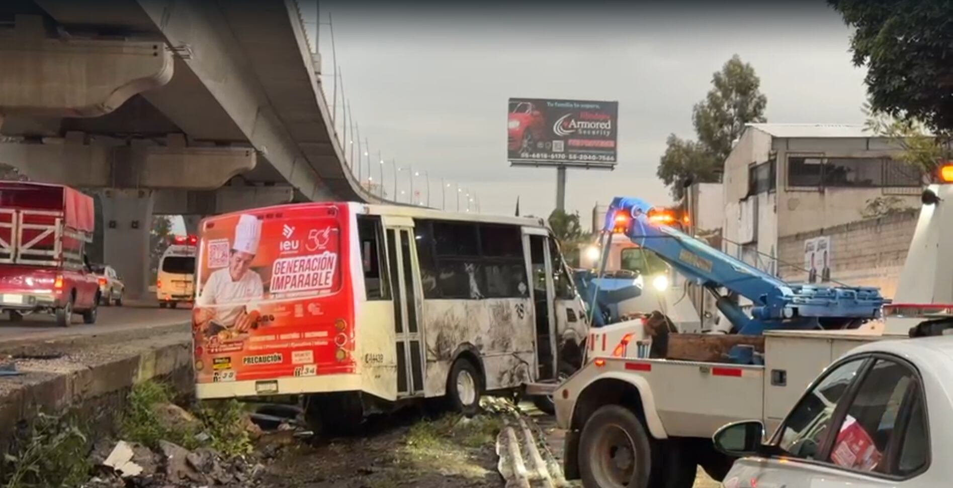 VIDEO: Volcadura de transporte público genera tráfico en la autopista México-Puebla HOY