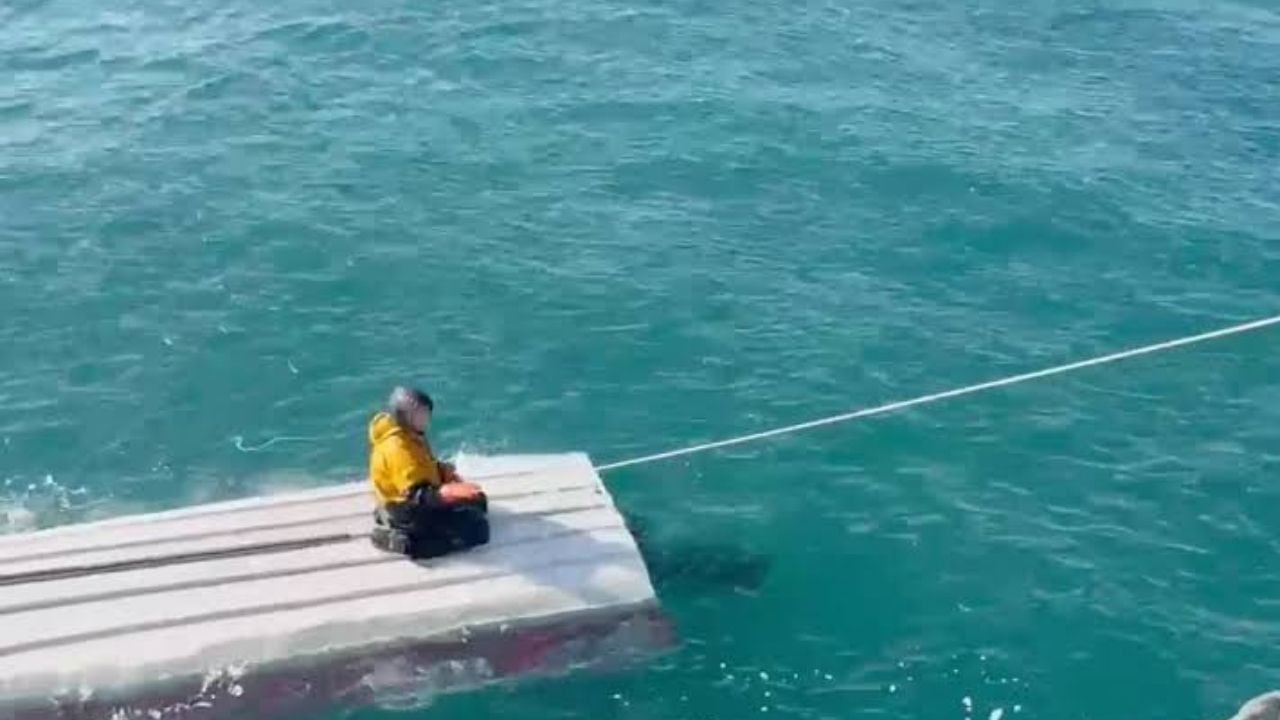 VIDEO: Captan rescate de joven que sobrevivió 3 días en el mar en Alaska tras naufragio; su hermano y primo murieron