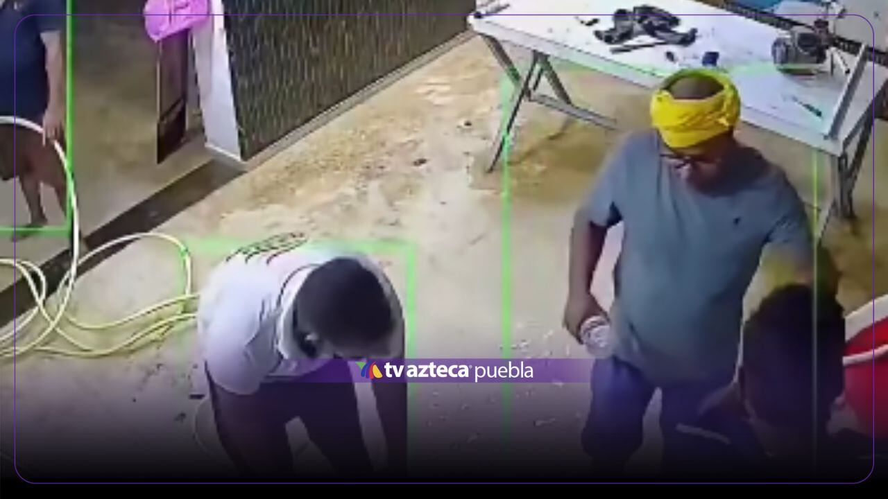 VIDEO FUERTE: Captan momento en que joven se desploma tras aparente descarga eléctrica en un piso inundado