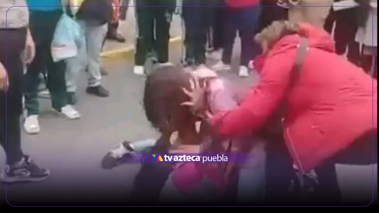 VIDEO FUERTE: Captan BRUTAL GOLPIZA de una menor y su madre a una estudiante afuera de secundaria
