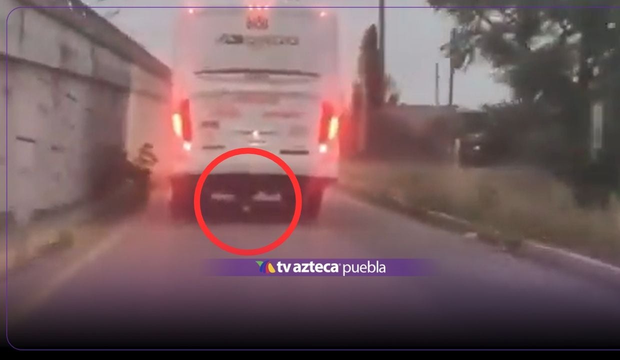 VIDEO: ¿Cómo llegó allí? Estudiante viaja en el compartimento de una llanta de refacción de un autobús