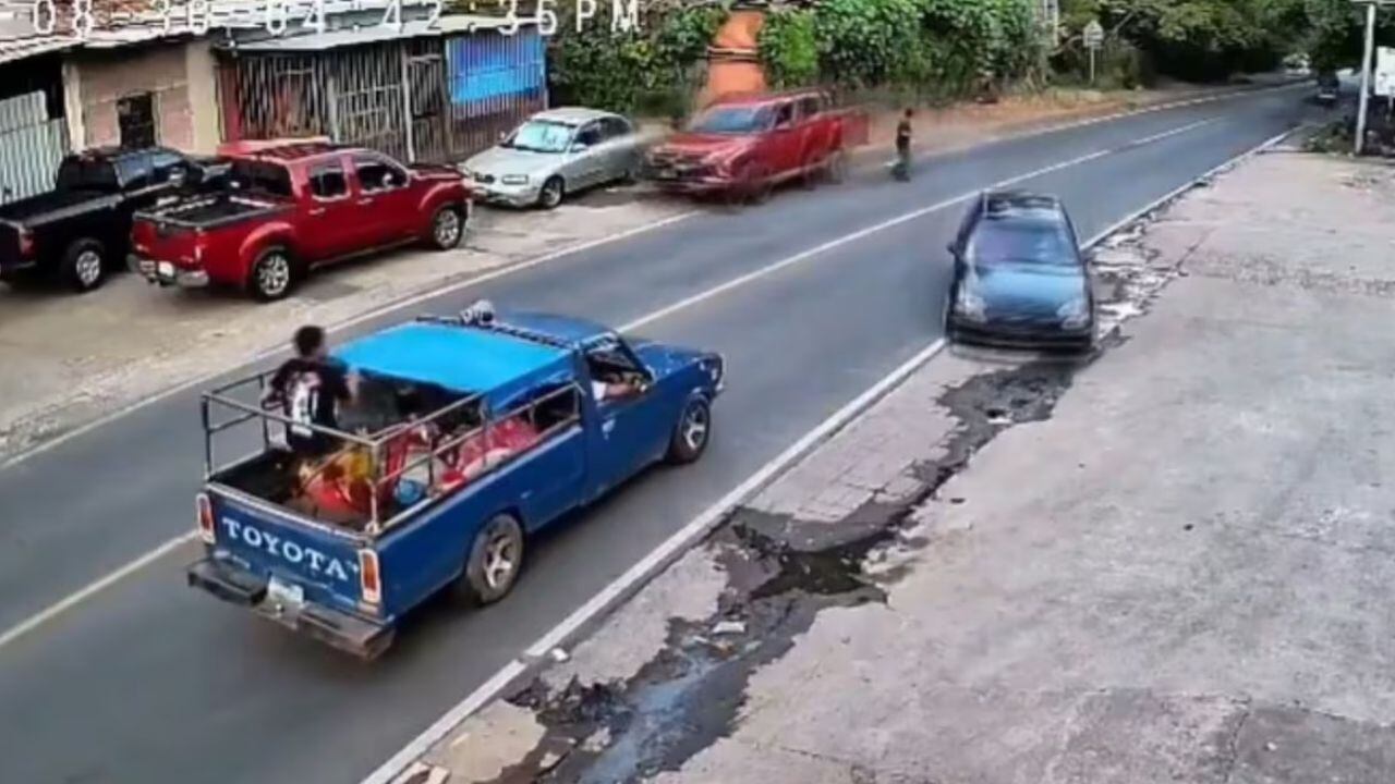 VIDEO: Captan instante en que peatón se salvó de ser atropellado por dos autos