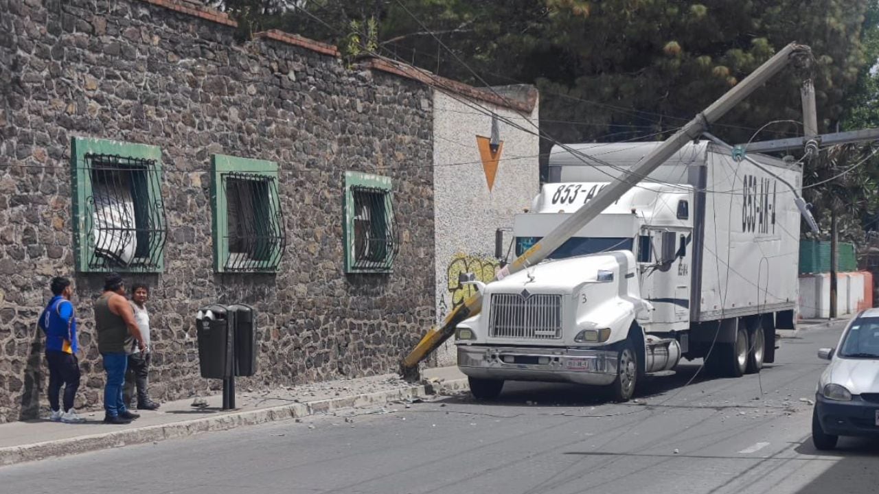 ¡Cuidado! Poste colapsa y provoca cierre en la 10 Poniente HOY miércoles