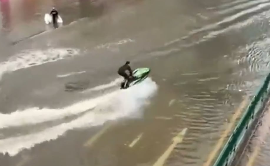 VIDEO: Condenado por usar su vehículo acuático durante inundaciones en Bangkok
