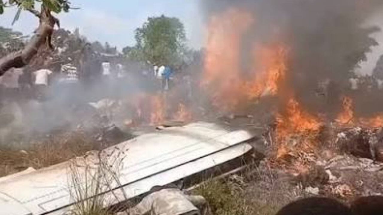 FOTOS: Filtran los restos avión que se estrelló contra una vivienda; todos los pasajeros murieron