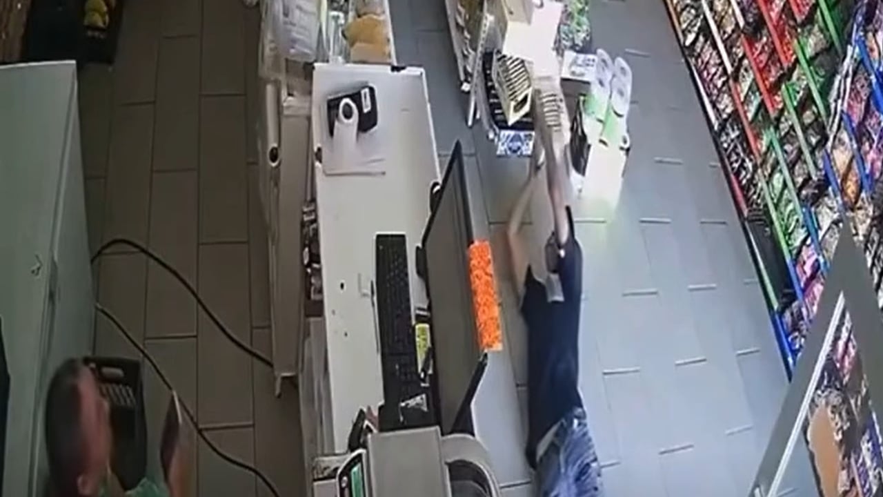 Robo en tienda es viral por modus operandi de ladrón