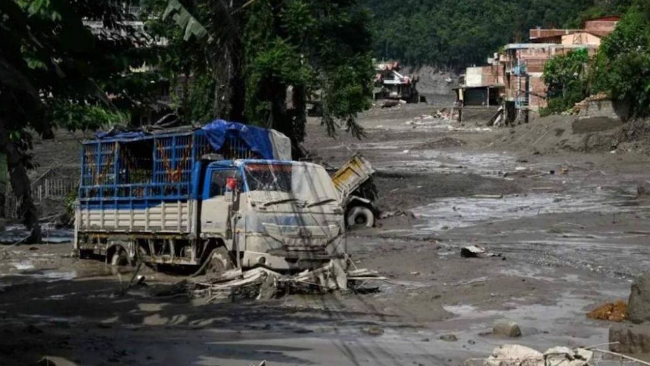 VIDEO: Suman hasta 939 víctimas sin vida tras las devastadoras inundaciones en Nepal; hay miles de desaparecidos