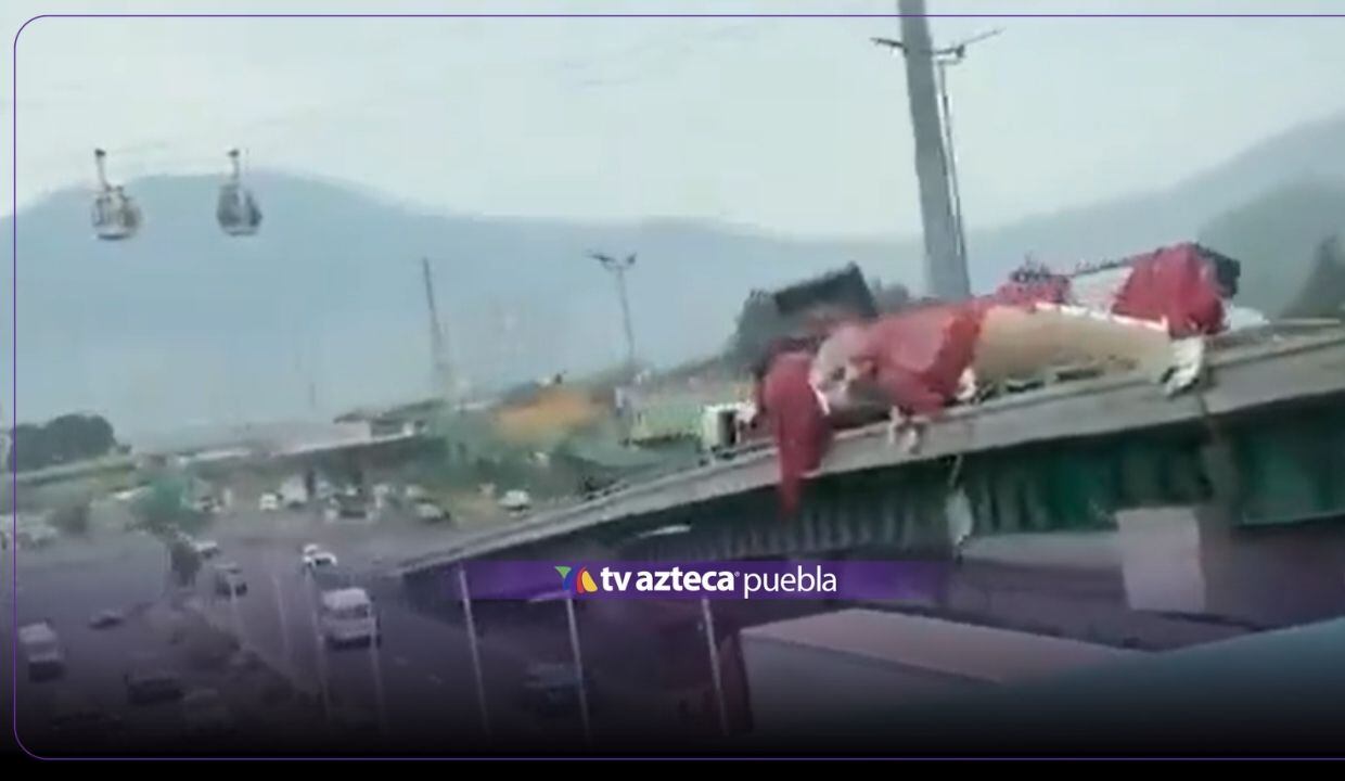 VIDEO: Tráiler queda al borde de puente tras percance en la autopista México-Pachuca HOY