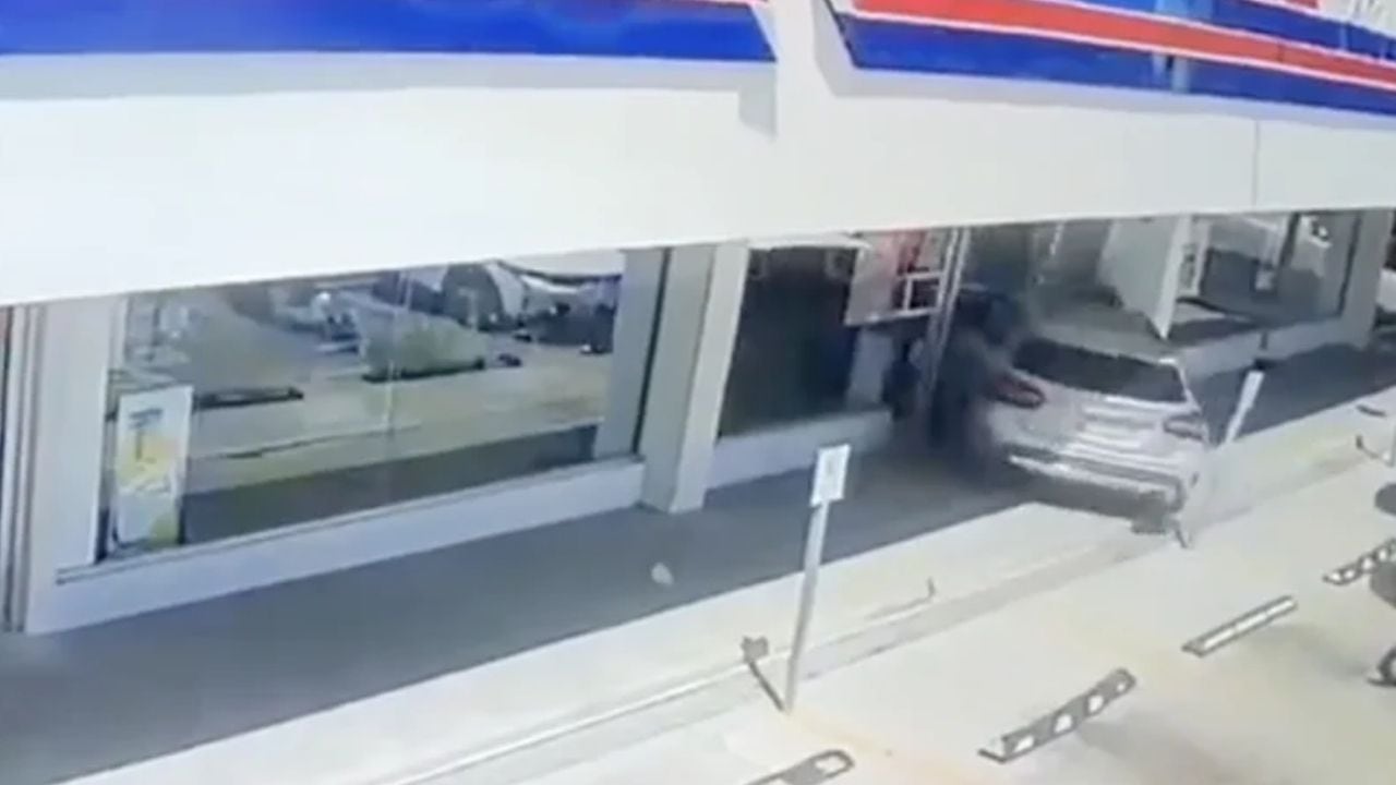 VIDEO: Conductor de 93 años confundió pedales y destruyó farmacia; así arrolló a clientes