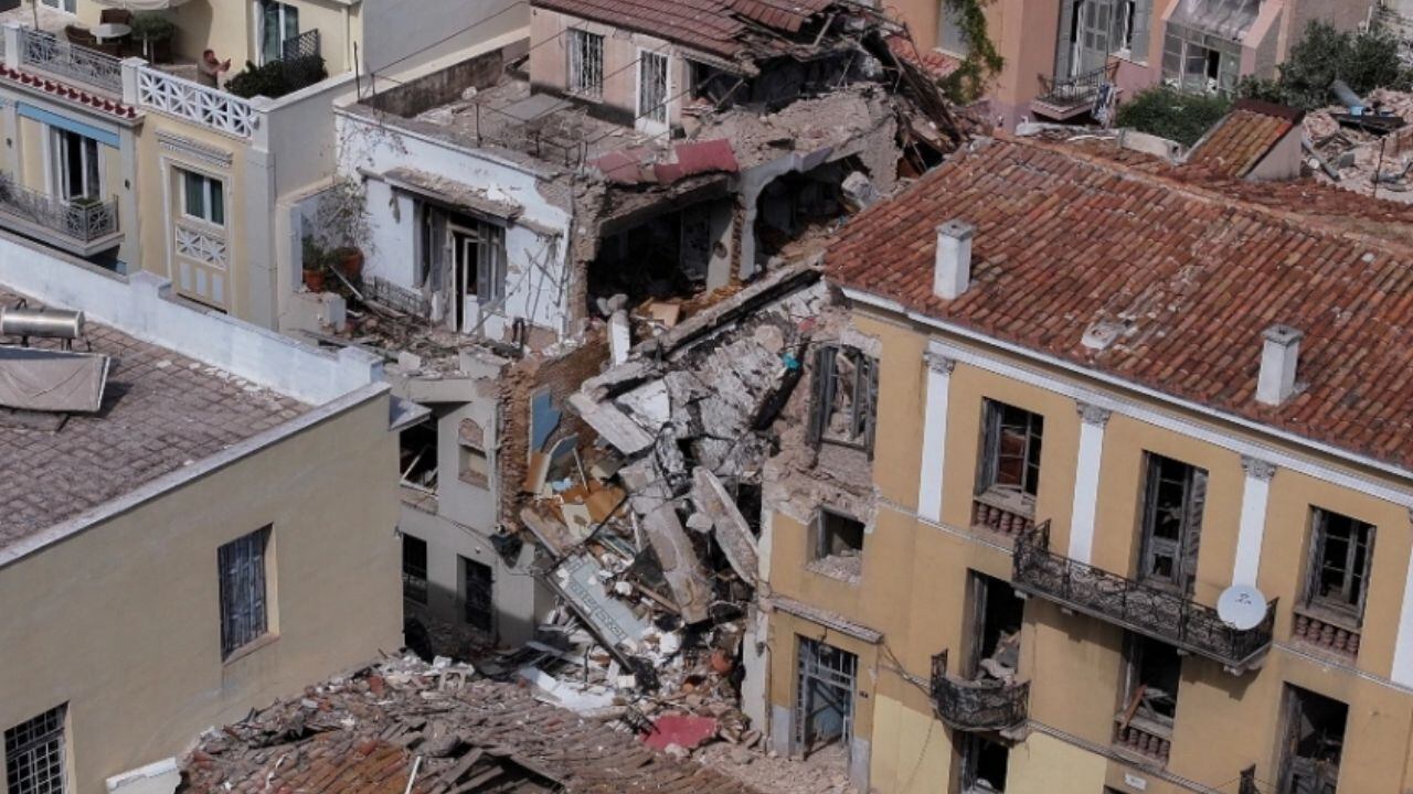 VIDEO: Explosión destruye edificio y lanza escombros a tres cuadras en Atenas