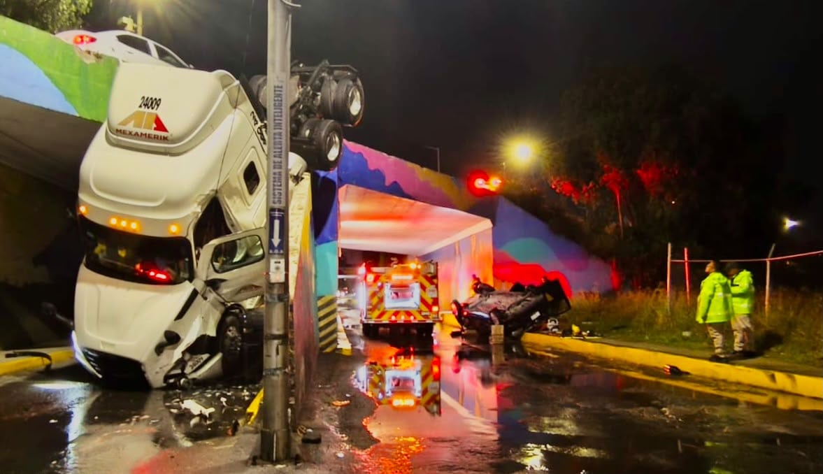 Choque entre tráiler y taxi deja tres heridos en Periférico Ecológico